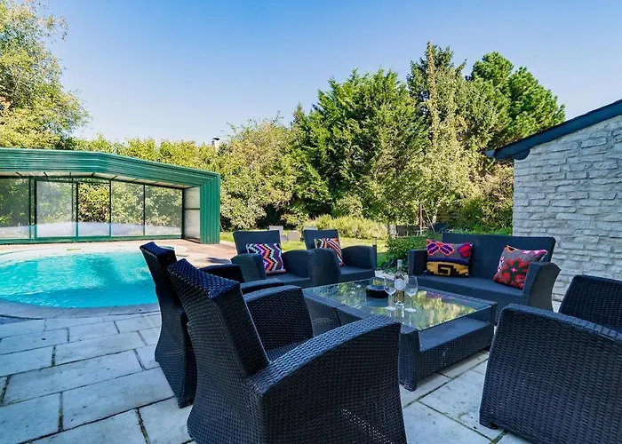 Des Courses - Piscine Et Jardin فيلة